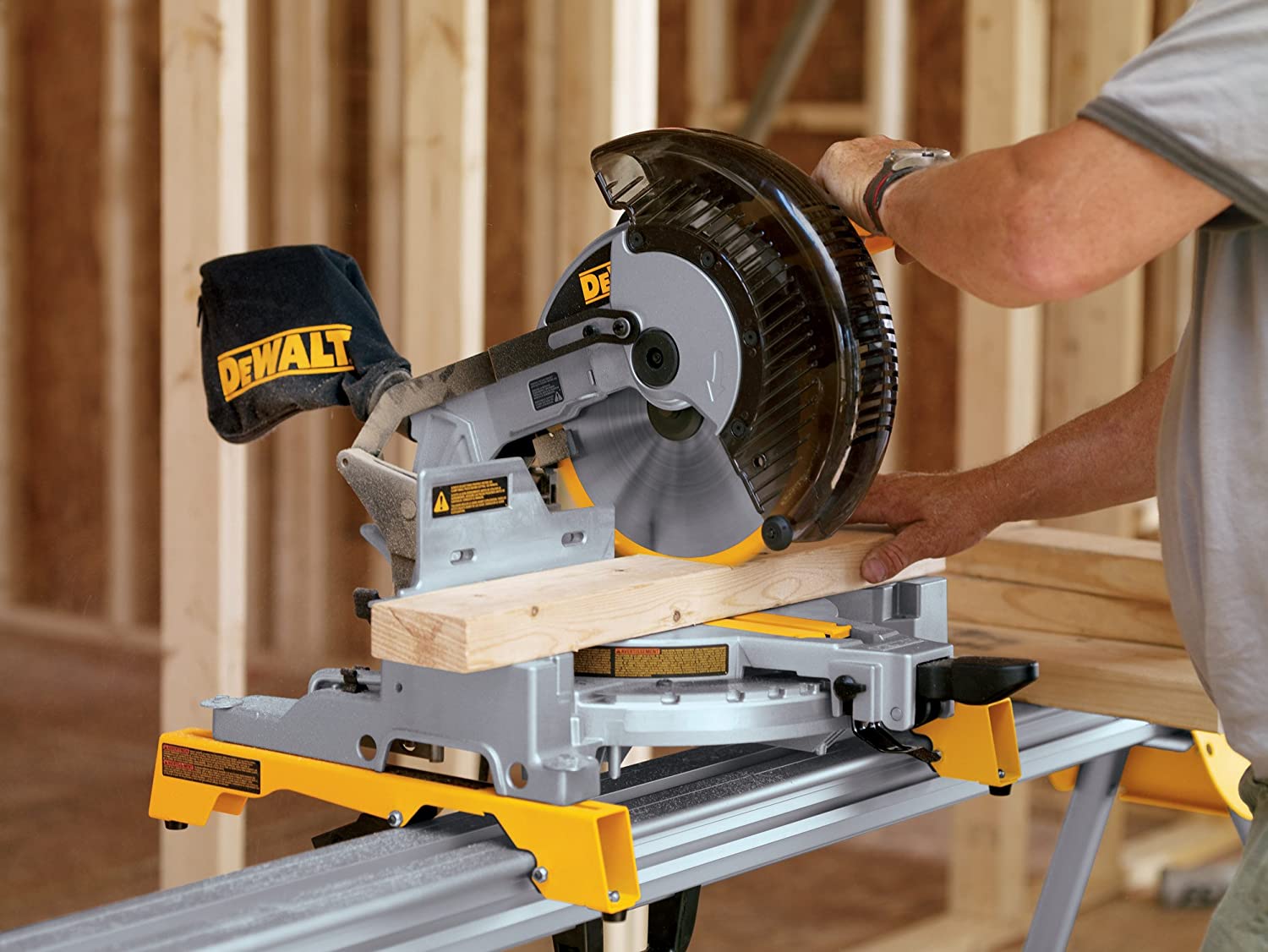 Dewalt DW713 compound miter saw