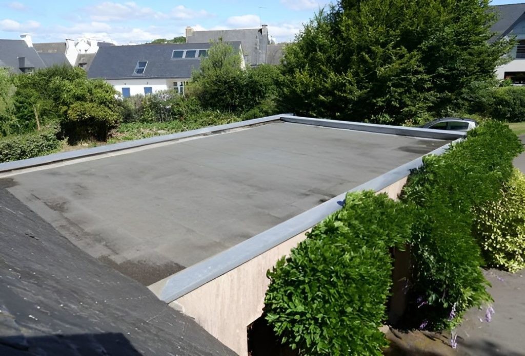Joining two different roof slopes Flat roof to sloped roof Joining two